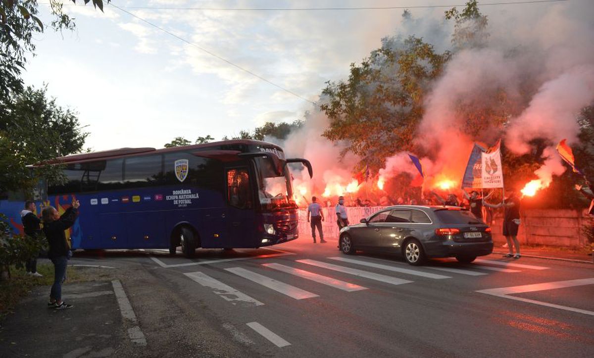 EXCLUSIV Ultrașii „tricolori” au mers la Mogoșoaia! Protest anti-jucători naturalizați: „Vrem națională cu sânge românesc”