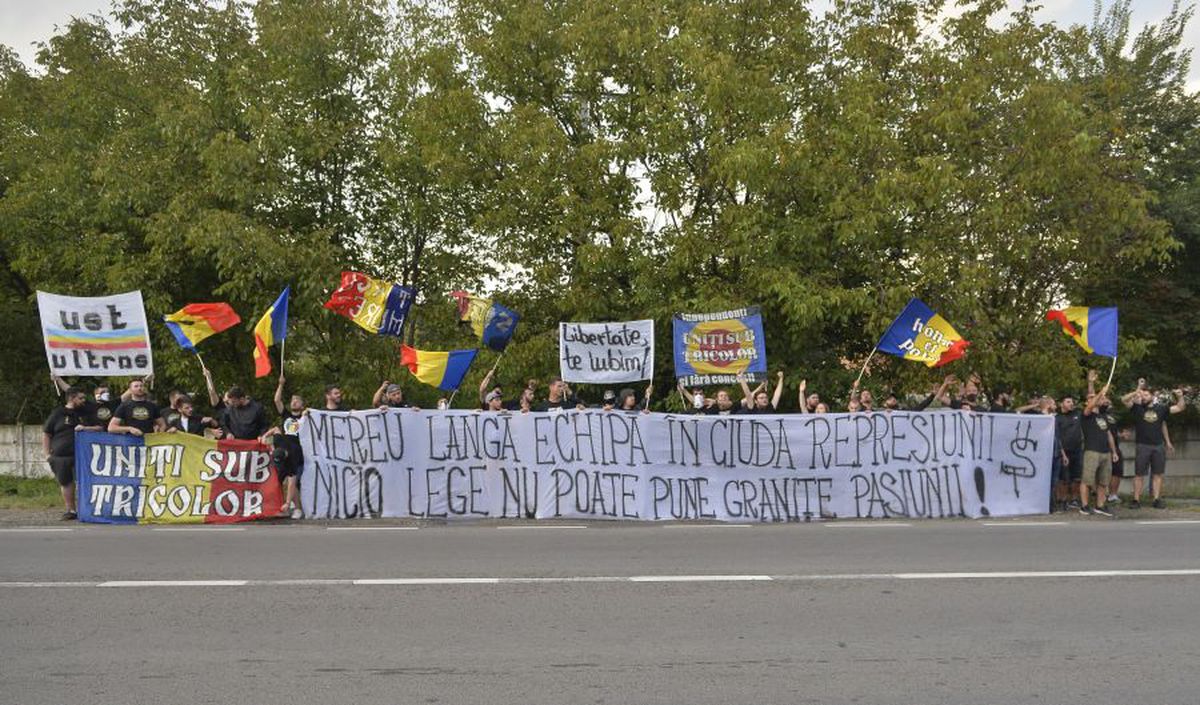 EXCLUSIV Ultrașii „tricolori” au mers la Mogoșoaia! Protest anti-jucători naturalizați: „Vrem națională cu sânge românesc”