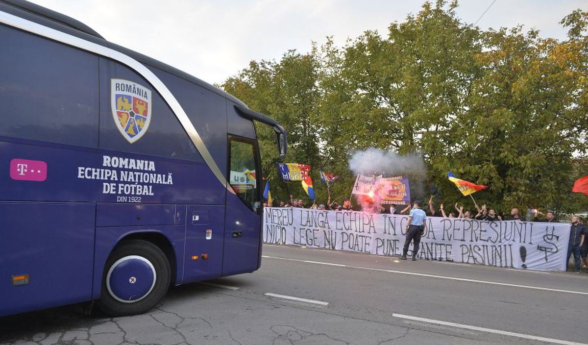 EXCLUSIV Ultrașii „tricolori” au mers la Mogoșoaia! Protest anti-jucători naturalizați: „Vrem națională cu sânge românesc”