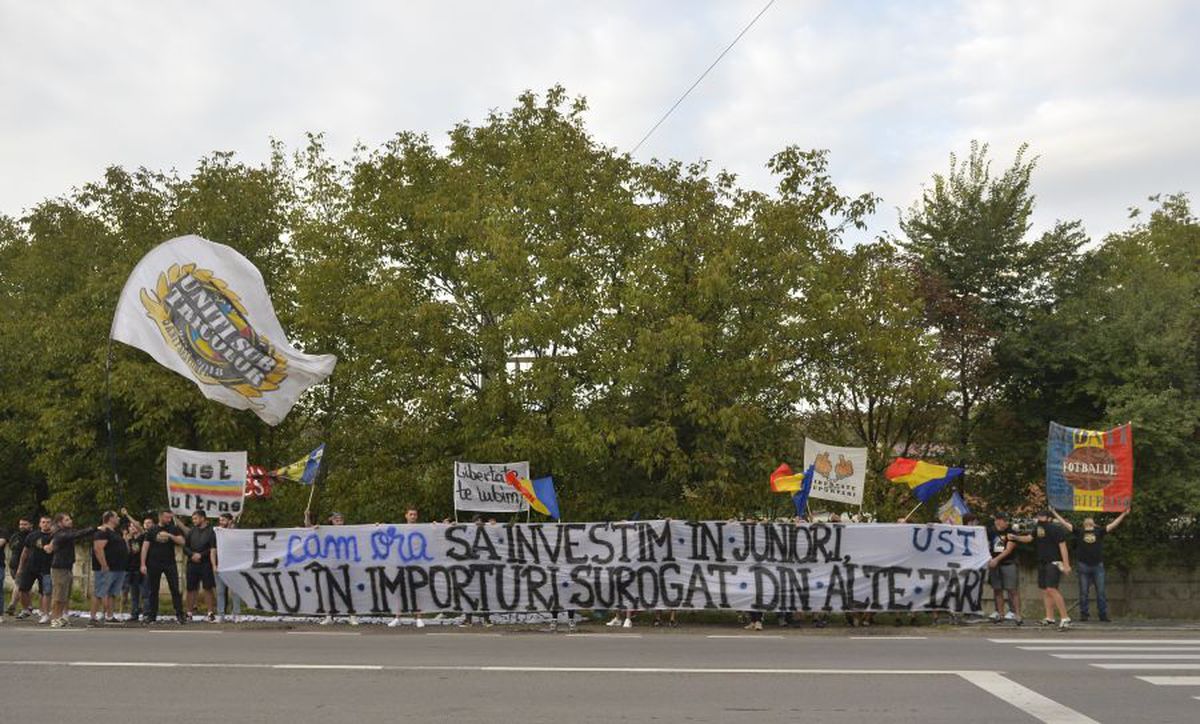 EXCLUSIV Ultrașii „tricolori” au mers la Mogoșoaia! Protest anti-jucători naturalizați: „Vrem națională cu sânge românesc”