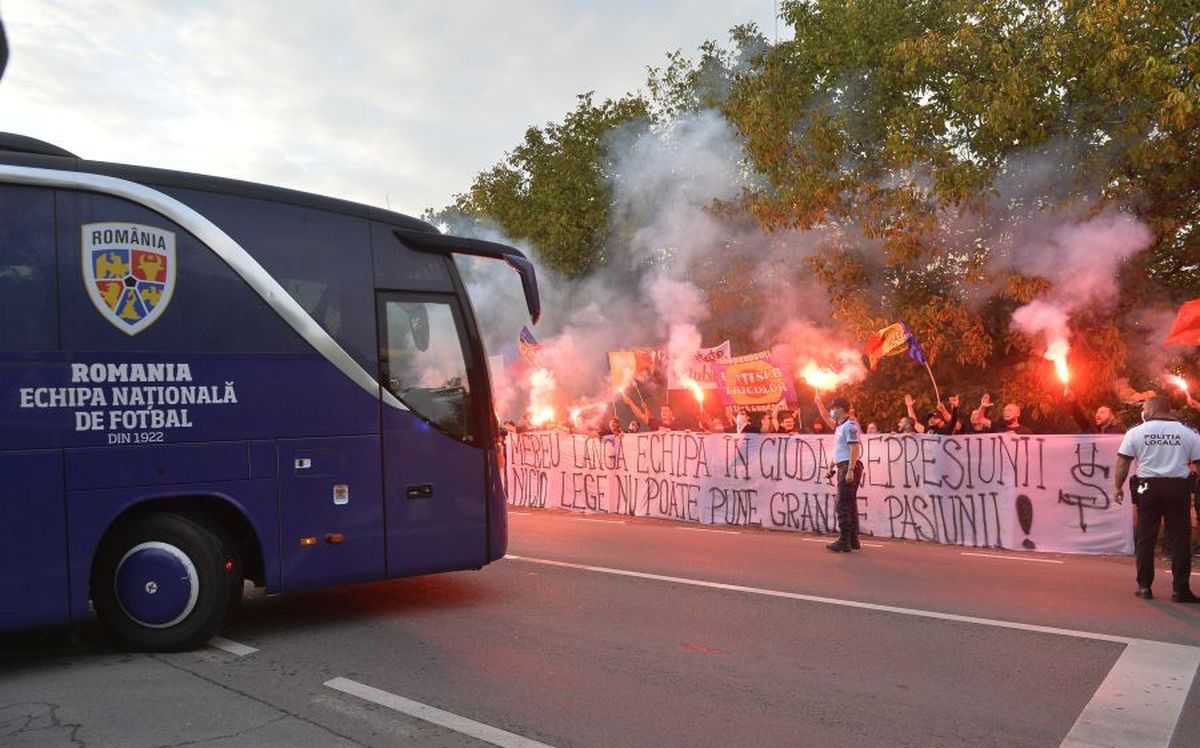 EXCLUSIV Ultrașii „tricolori” au mers la Mogoșoaia! Protest anti-jucători naturalizați: „Vrem națională cu sânge românesc”