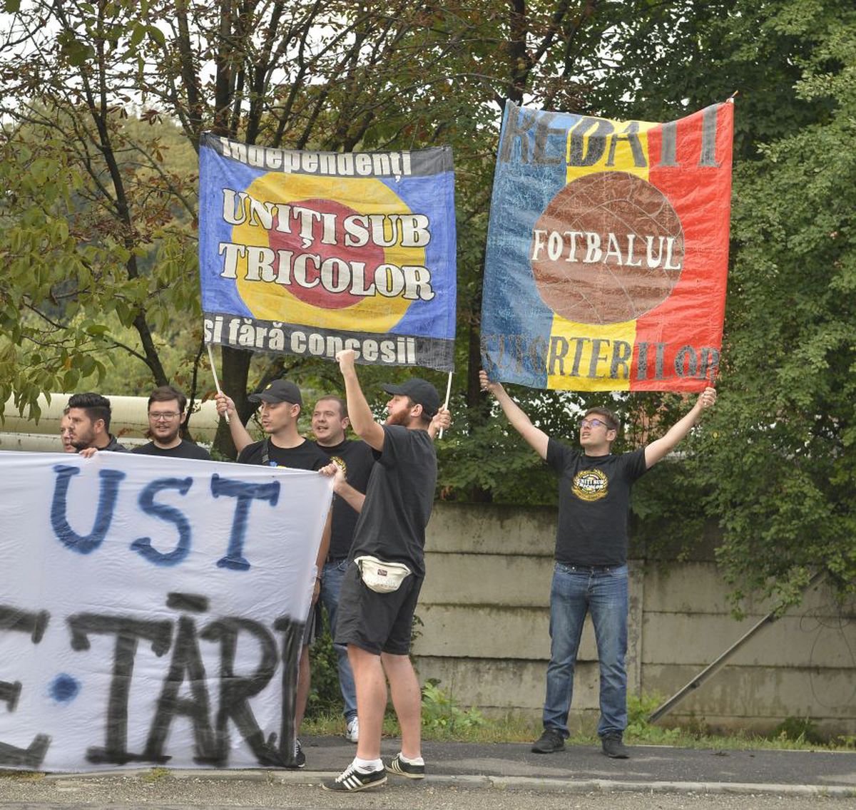 EXCLUSIV Ultrașii „tricolori” au mers la Mogoșoaia! Protest anti-jucători naturalizați: „Vrem națională cu sânge românesc”