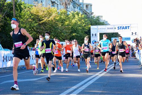 Cea de-a zecea ediție a Semimaratonului București a avut loc astăzi, pe străzile Capitalei