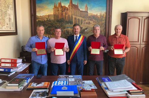 Mircea Rednic, Dorin Mateuț, Ioan Petcu și Florea Văetuș au primit fiecare titlul de „Cetățean de onoare al municipiului Hunedoara”, toți cei 4 fiind foști jucători importanți ai Corvinului.