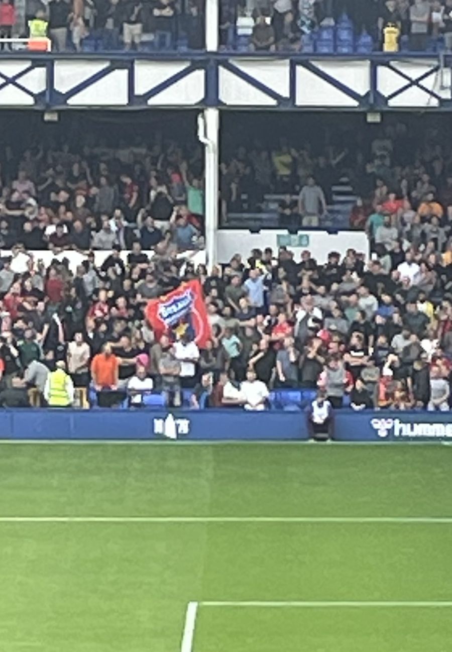 Ce ar sta în spatele apariției steagului Stelei la derby-ul dintre Everton și Liverpool » Nu e prima dată când se întâmplă