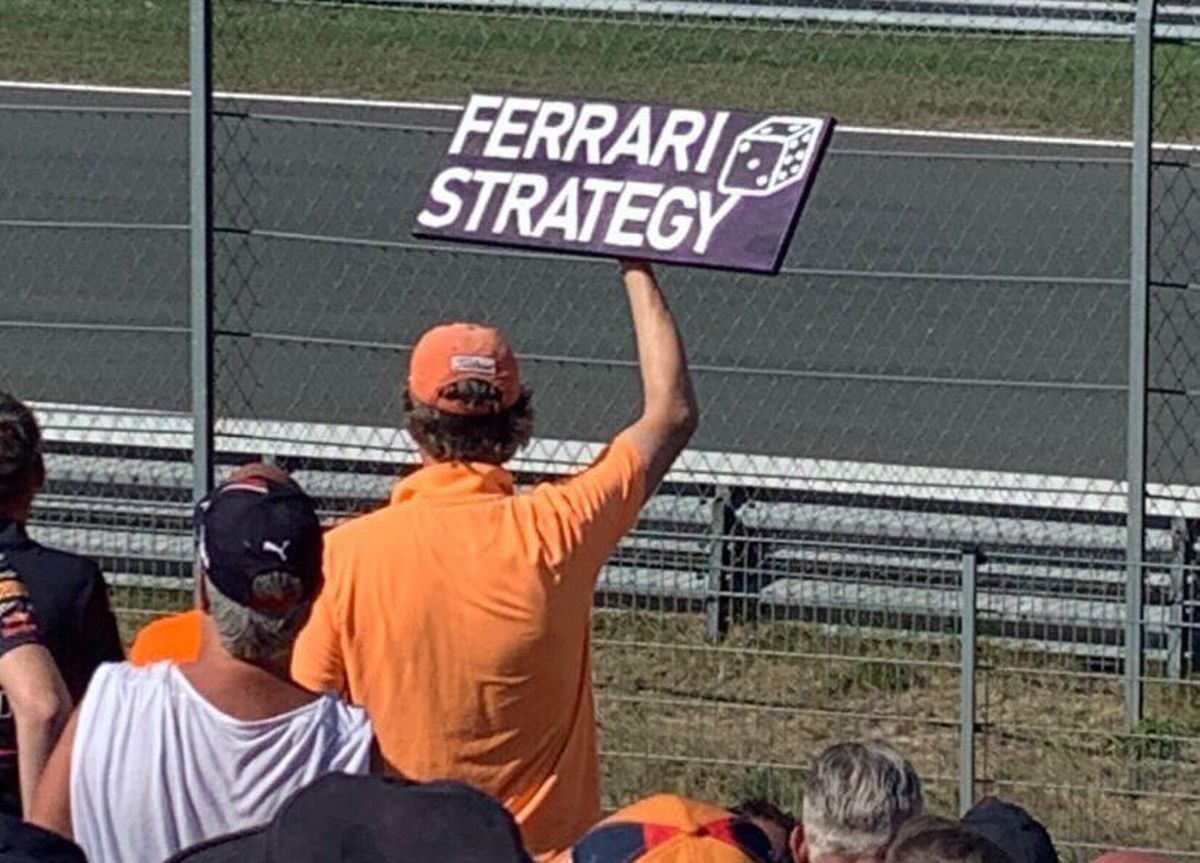 Val de meme necruțătoare după ce mecanicii Ferrari au ieșit cu 3 roți în loc de 4 la oprirea lui Carlos Sainz