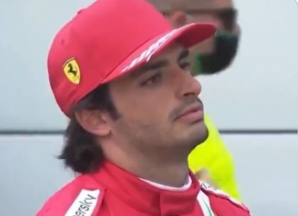 „CLOVNILOR!” » Val de meme necruțătoare după ce mecanicii Ferrari au ieșit cu 3 roți în loc de 4 la oprirea lui Carlos Sainz