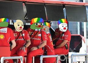 „CLOVNILOR!” Val de meme necruțătoare după ce mecanicii Ferrari au ieșit cu 3 roți în loc de 4 la oprirea lui Carlos Sainz