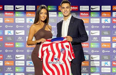 A furat toate privirile la prezentarea iubitului la Atletico Madrid: „Ea e cel mai bun transfer al verii”