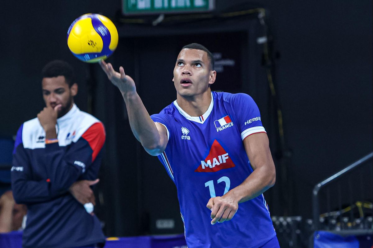 România a învins Franța, deținătoarea titlului olimpic, la Campionatul European de volei masculin și este în optimile de finală