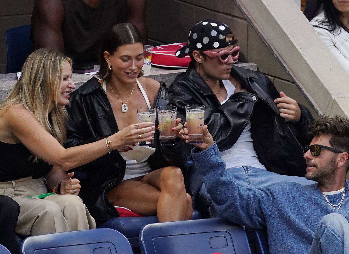 Apariția bizară a celebrului cuplu la US Open! El nu și-a dat jos ochelarii de soare roz, iar ea a îmbrăcat o rochie mini