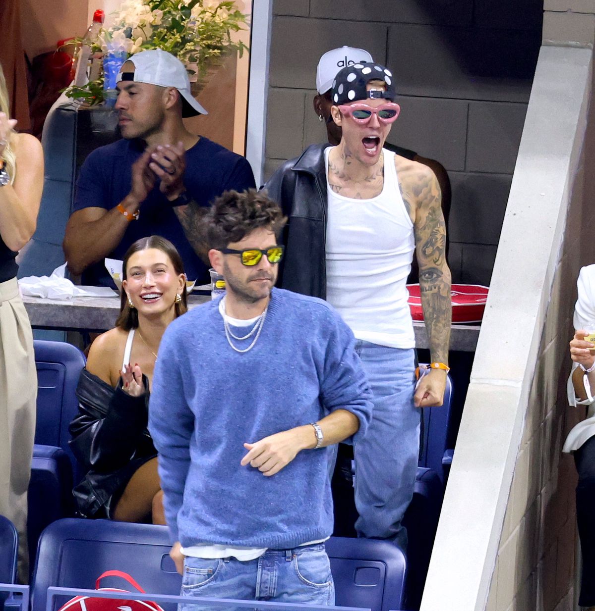 Apariția bizară a celebrului cuplu la US Open! El nu și-a dat jos ochelarii de soare roz, iar ea a îmbrăcat o rochie mini