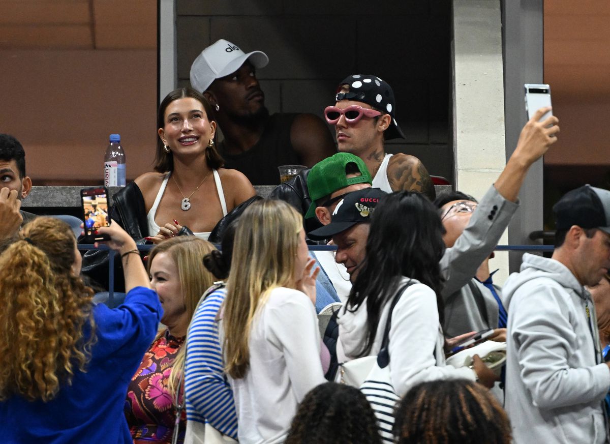 Apariția bizară a celebrului cuplu la US Open! El nu și-a dat jos ochelarii de soare roz, iar ea a îmbrăcat o rochie mini