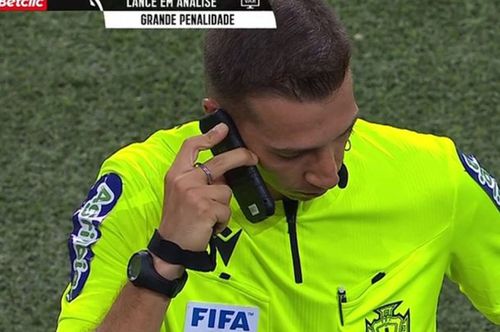 Pe finalul partidei Porto - Arouca 1-1, „centralul” Miguel Nogueira a fost nevoit să vorbească la telefon cu cei din camera VAR.
