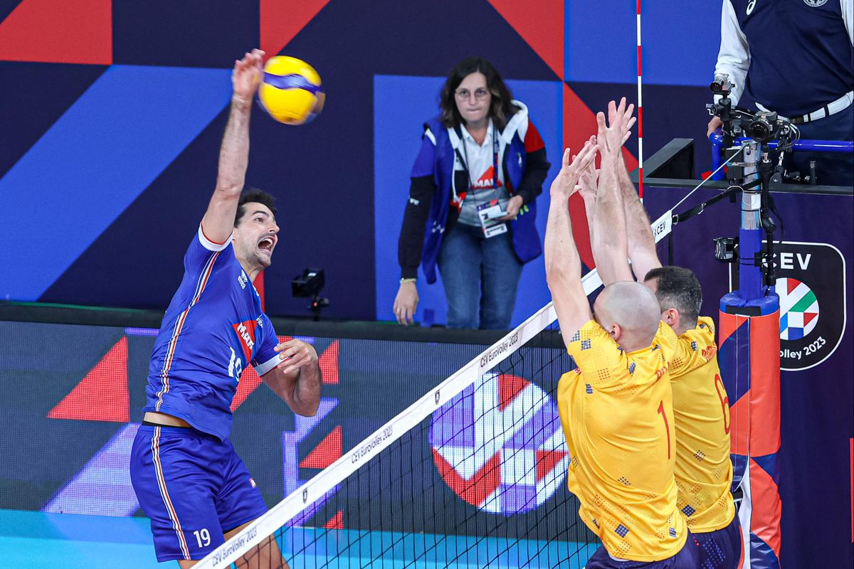 România a învins Franța, deținătoarea titlului olimpic, la Campionatul European de volei masculin și este în optimile de finală