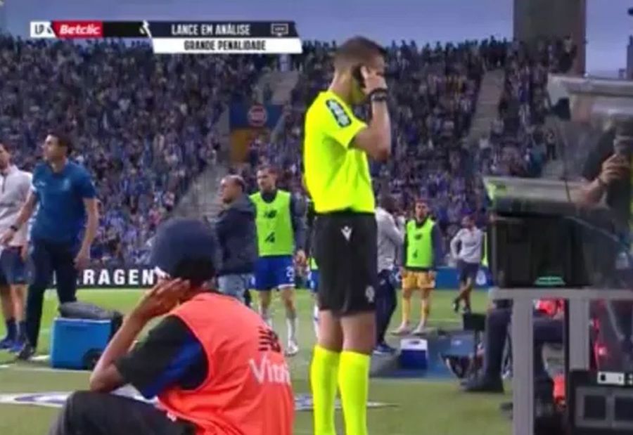 „Alo, a fost penalty?” » Fază rar întâlnită, la meciul lui Porto: „centralul” a vorbit la telefon pe gazon