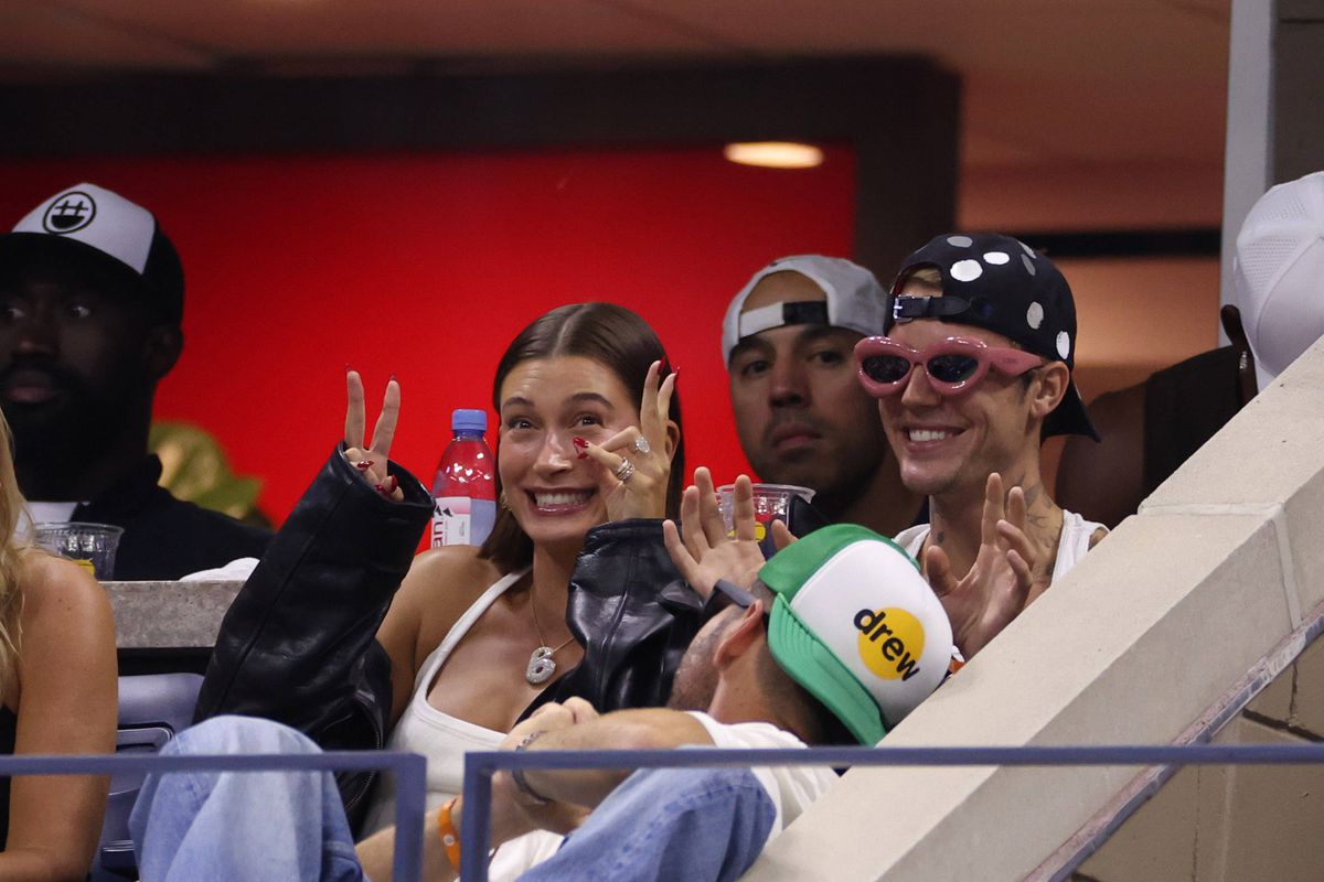 Apariția bizară a celebrului cuplu la US Open! El nu și-a dat jos ochelarii de soare roz, iar ea a îmbrăcat o rochie mini