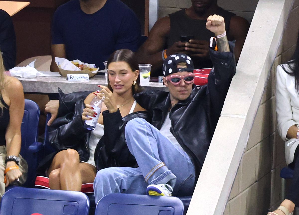 Apariția bizară a celebrului cuplu la US Open! El nu și-a dat jos ochelarii de soare roz, iar ea a îmbrăcat o rochie mini