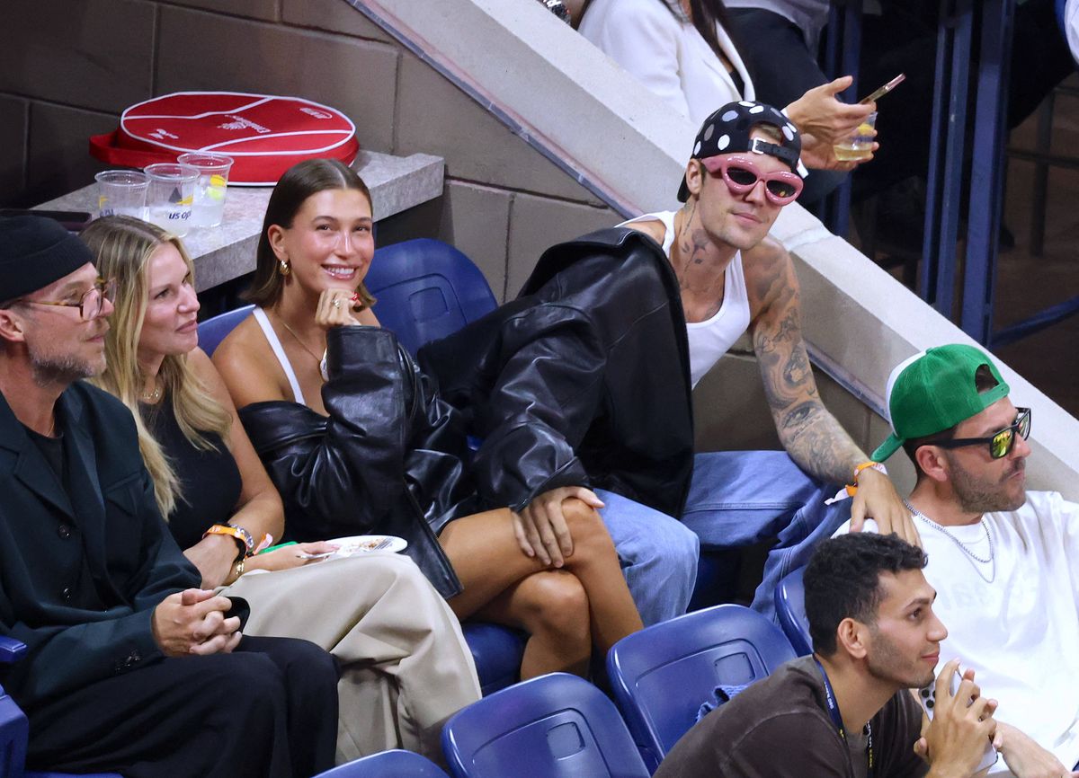 Apariția bizară a celebrului cuplu la US Open! El nu și-a dat jos ochelarii de soare roz, iar ea a îmbrăcat o rochie mini