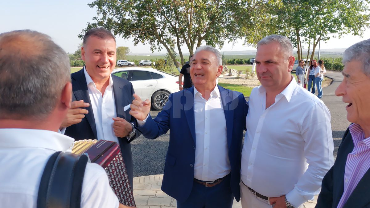 Imagini epice cu Stere Halep » Nu s-a lăsat dus de la evenimentul lui Hagi! A chemat acordeoniștii și a început să cânte: „Umfl-o, mă!” + Moment genial cu soția lui Gică Popescu