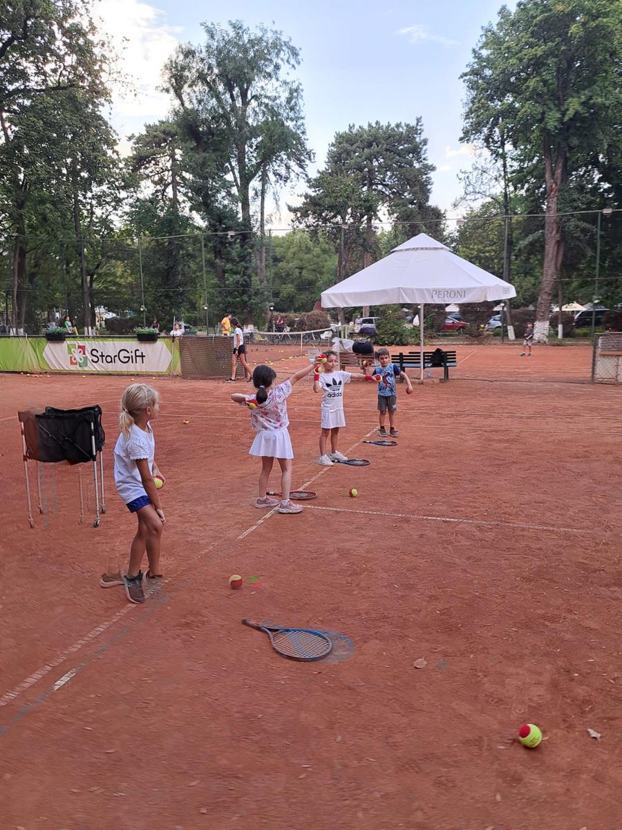 De Ce Să Înveți Tenis la Orice Vârstă: Lecții pentru Copii și Adulți la Triumf Tenis