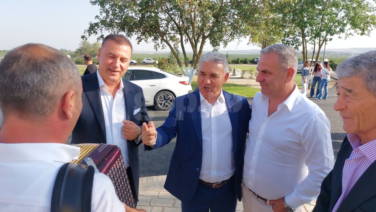 Imagini epice cu Stere Halep » Nu s-a lăsat dus de la evenimentul lui Hagi! A chemat acordeoniștii și a început să cânte: „Umfl-o, mă!” + Moment genial cu soția lui Gică Popescu