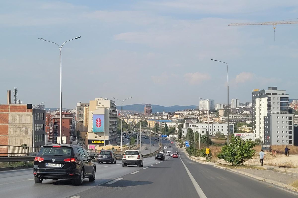 Atmosferă în Pristina, înainte de Kosovo - România