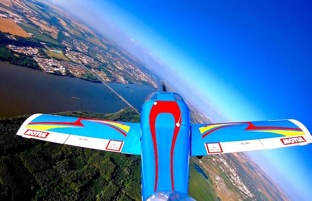 Oferă-le celor dragi experiențe, nu lucruri! Cum ar fi un zbor introductiv cu avionul!