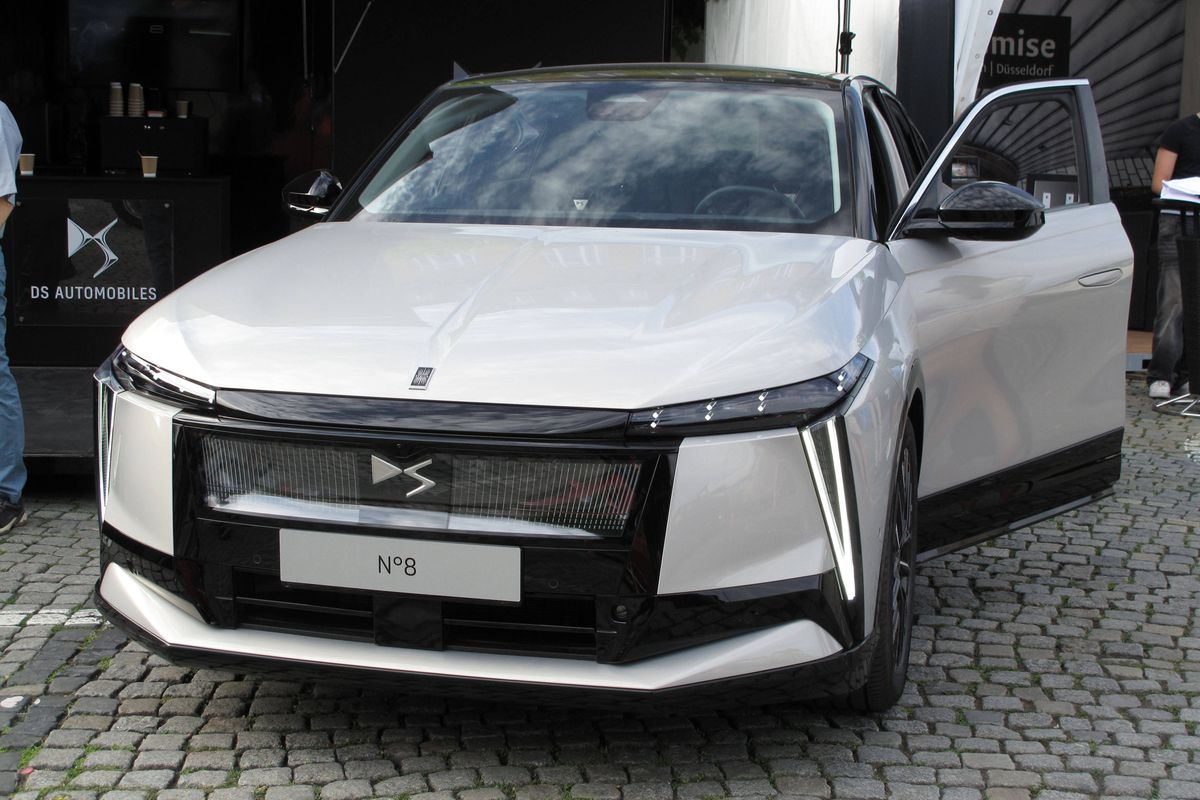 Noua mașină de lux a francezilor intră pe piața din România » Cât costă și cum arată limuzina electrică