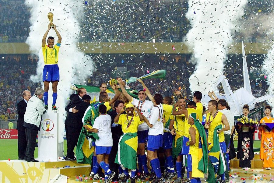 Cafu ridicând Cupa Mondială în 2002. Foto: Imago „Il Pendolino”, din favelă la Legends Charity Game via „UNESCO” » Cum și-a transformat Cafu respingerile în triumfuri