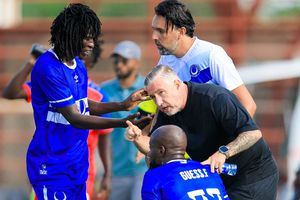 Laurențiu Reghecampf a debutat în campionatul din Sudan, într-un decor auster
