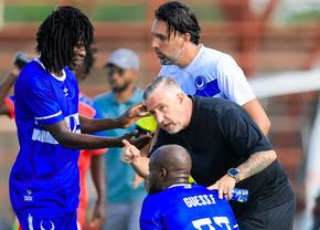 Laurențiu Reghecampf a debutat în campionatul din Sudan, într-un decor auster