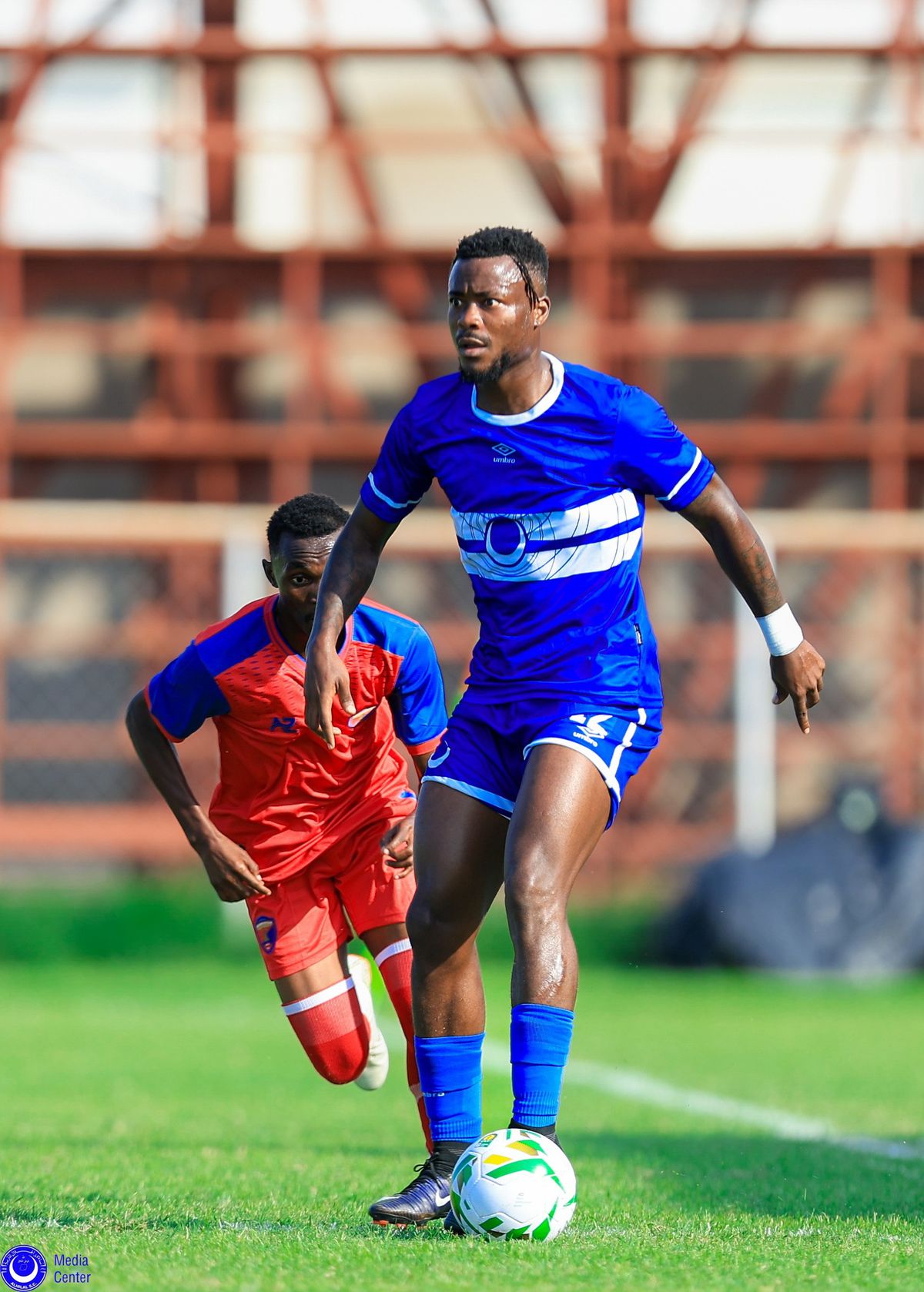 Laurențiu Reghecampf a debutat în campionatul din Sudan, într-un decor auster