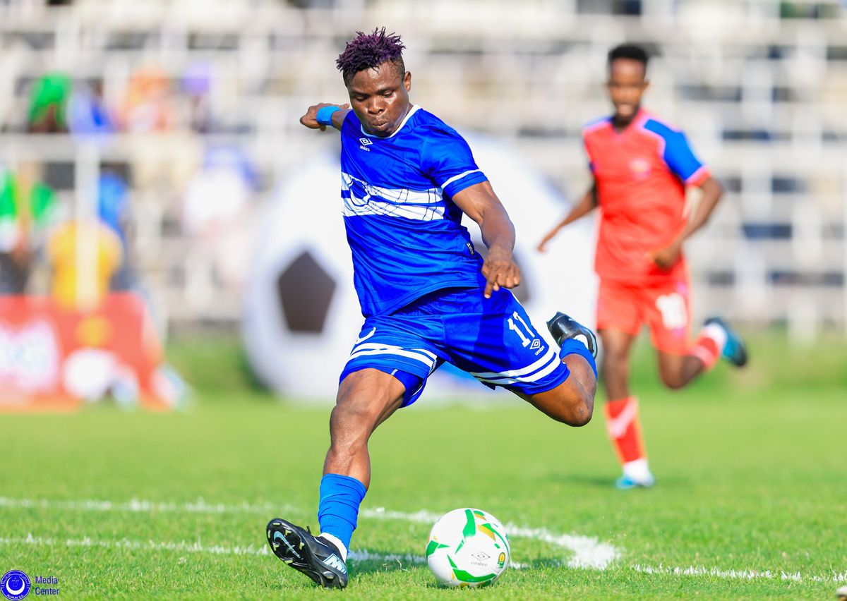 Laurențiu Reghecampf a debutat în campionatul din Sudan, într-un decor auster