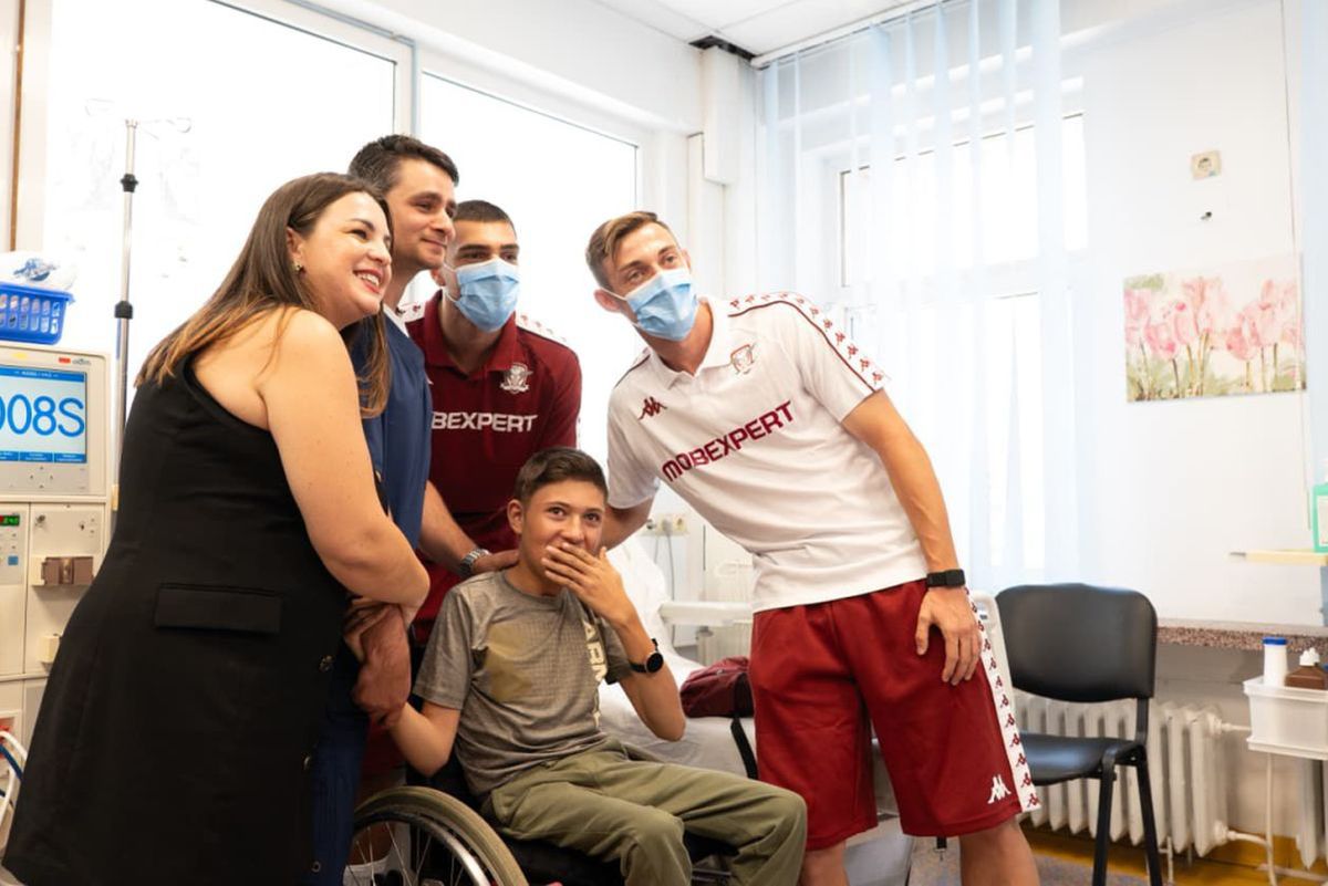 Rapidiștii au adus zâmbete pe chipurile copiilor internați la Spitalul „Marie Curie” din București: „Când îi vezi îți dai seama că tu nu ai nicio problemă”