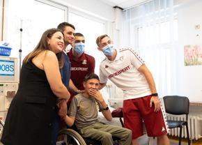 Rapidiștii au adus zâmbete pe chipurile copiilor internați la Spitalul „Marie Curie” din București: „Când îi vezi îți dai seama că tu nu ai nicio problemă”