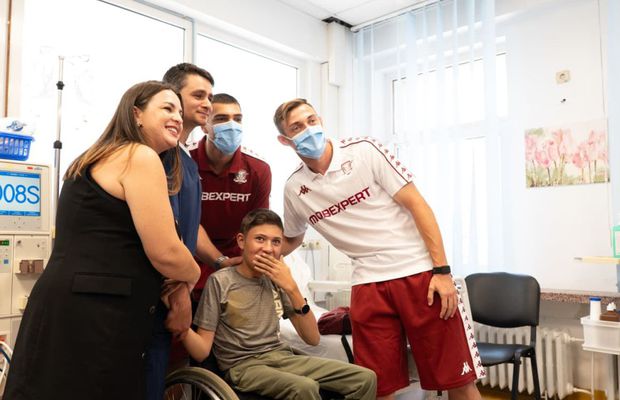 Rapidiștii au adus zâmbete pe chipurile copiilor internați la Spitalul „Marie Curie” din București: „Când îi vezi îți dai seama că tu nu ai nicio problemă”