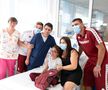 Rapidiștii au adus zâmbete pe chipurile copiilor internați la Spitalul „Marie Curie” din București: „Când îi vezi îți dai seama că tu nu ai nicio problemă”