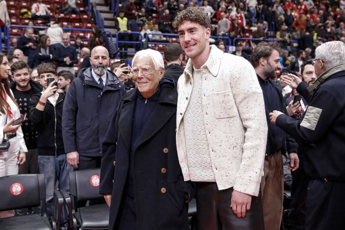 Lui Giorgio Armani i-a plăcut cum s-a îmbrăcat Dusan Vlahovic