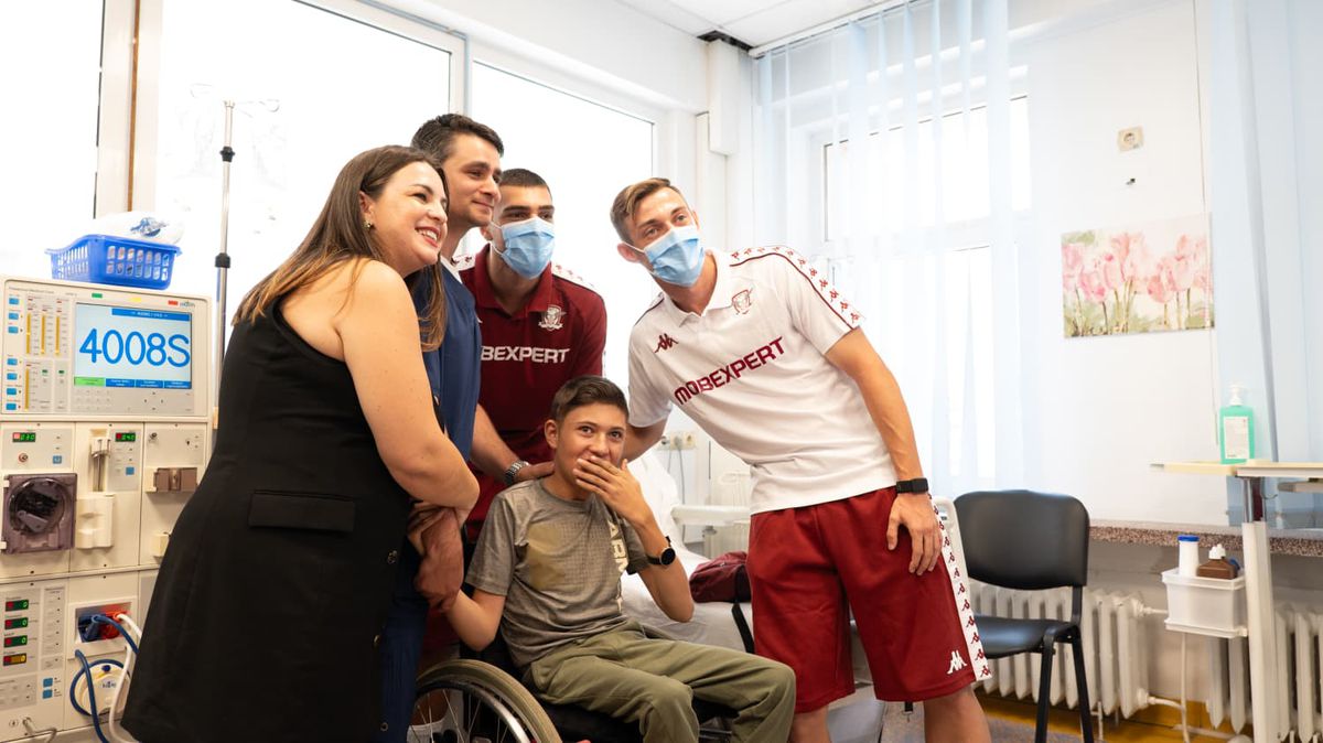 Rapidiștii au adus zâmbete pe chipurile copiilor internați la Spitalul „Marie Curie” din București: „Când îi vezi îți dai seama că tu nu ai nicio problemă”