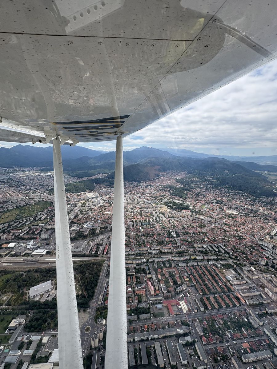 Oferă-le celor dragi experiențe, nu lucruri! Cum ar fi un zbor introductiv cu avionul!