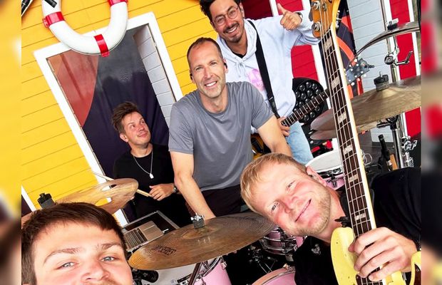 Joacă hochei, cântă la tobe, predă leadership » Războinicul din poartă s-a reinventat, dar în curând va reveni pe terenul de fotbal!