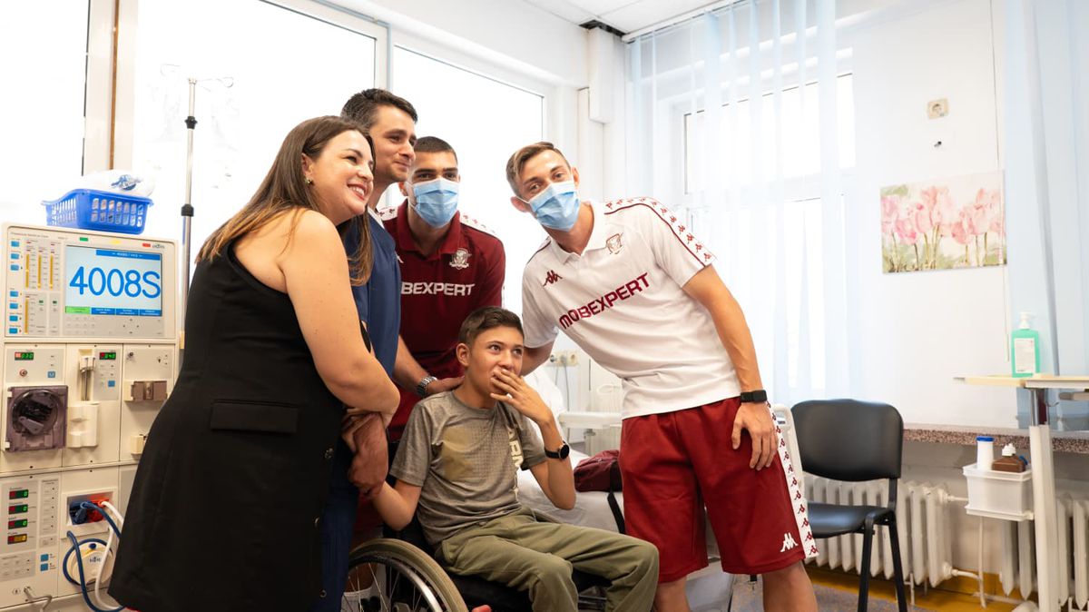 Rapidiștii au adus zâmbete pe chipurile copiilor internați la Spitalul „Marie Curie” din București: „Când îi vezi îți dai seama că tu nu ai nicio problemă”