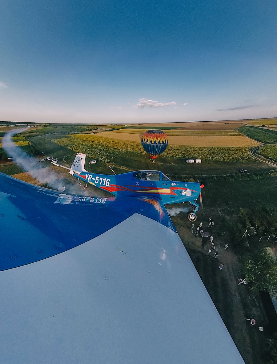 Oferă-le celor dragi experiențe, nu lucruri! Cum ar fi un zbor introductiv cu avionul!