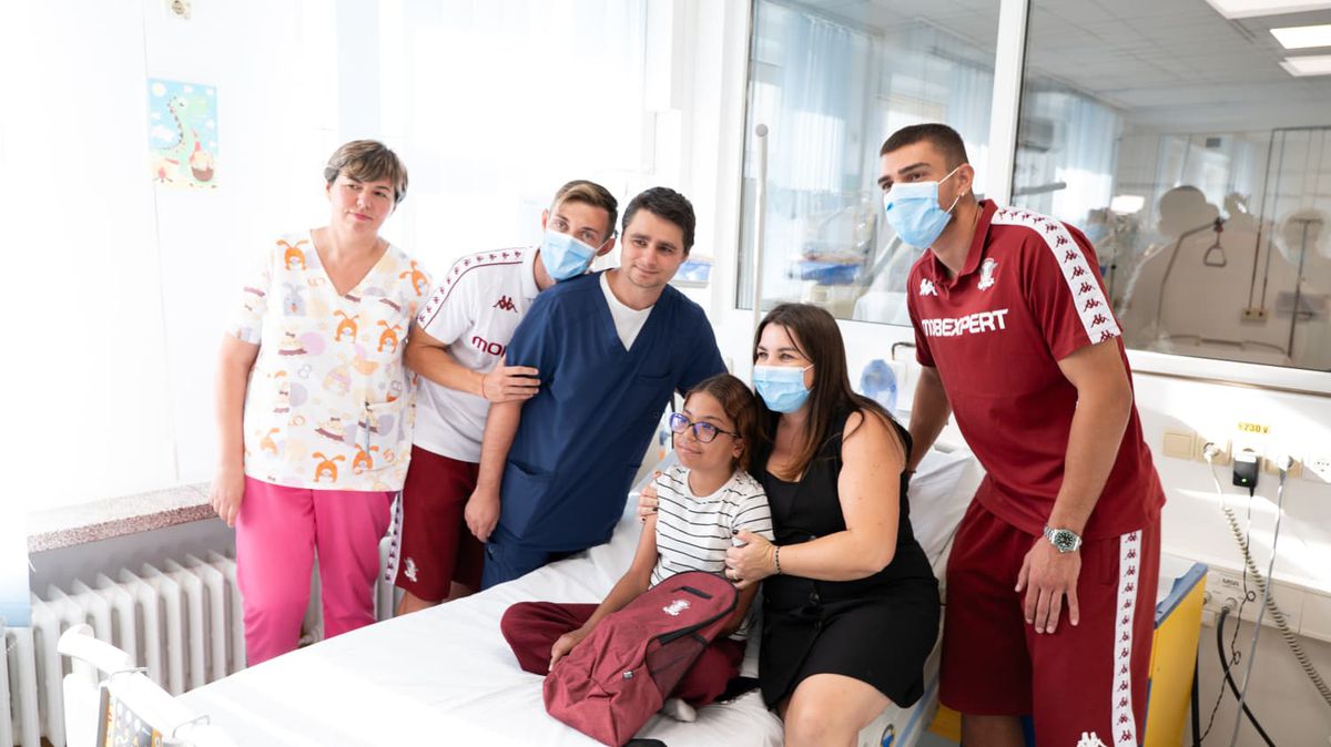 Rapidiștii au adus zâmbete pe chipurile copiilor internați la Spitalul „Marie Curie” din București: „Când îi vezi îți dai seama că tu nu ai nicio problemă”