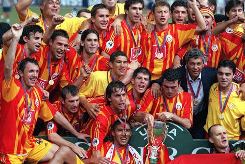 Gică Popescu, Hagi, Lucescu și Jardel (jos, cu trofeul) în 2000, la cucerirea Supercupei Europei cu Galata. Foto: Imago Images