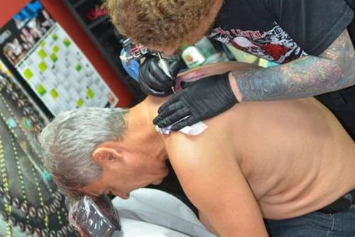 EXCLUSIV „Serios, a murit?!” » Fanul #1 din România al lui Armani, Sorin Cârțu i-a dedicat un tatuaj celebrului designer: „Am contract”