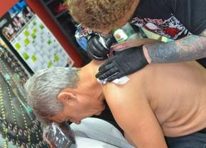 „Serios, a murit?!” » Fanul #1 din România al lui Armani, Sorin Cârțu i-a dedicat un tatuaj celebrului designer: „Am contract”