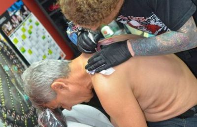 „Serios, a murit?!” » Fanul #1 din România al lui Armani, Sorin Cârțu i-a dedicat un tatuaj celebrului designer: „Am contract”
