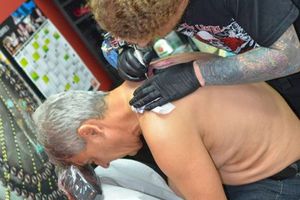 „Serios, a murit?!” » Fanul #1 din România al lui Armani, Sorin Cârțu i-a dedicat un tatuaj celebrului designer: „Am contract”
